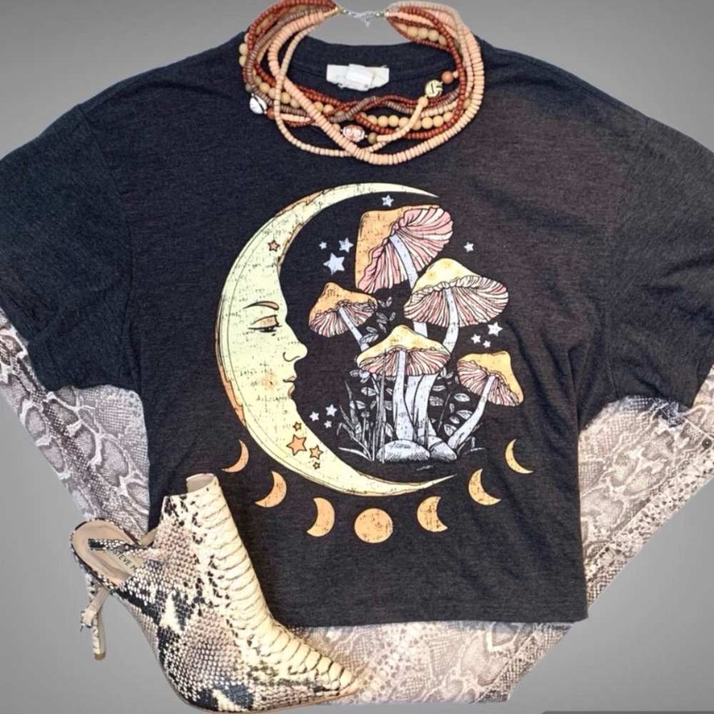Mushroom and moon graphic print short sleeve crop tee charcoal-S
